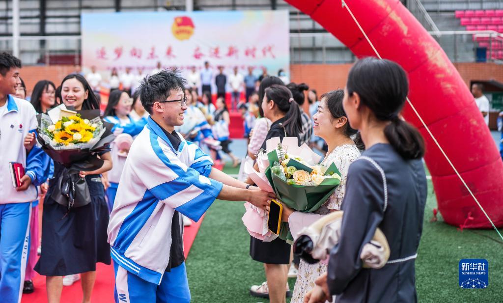 青春季 毕业礼---6月9日,贵阳市乌当中学举行高三学生毕业典礼暨成人