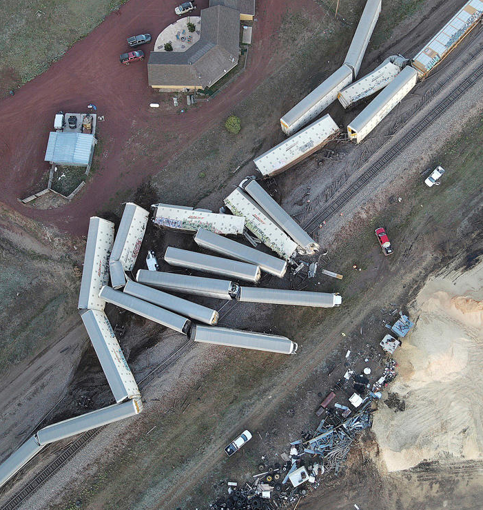一列货运列车在威廉斯镇附近脱轨