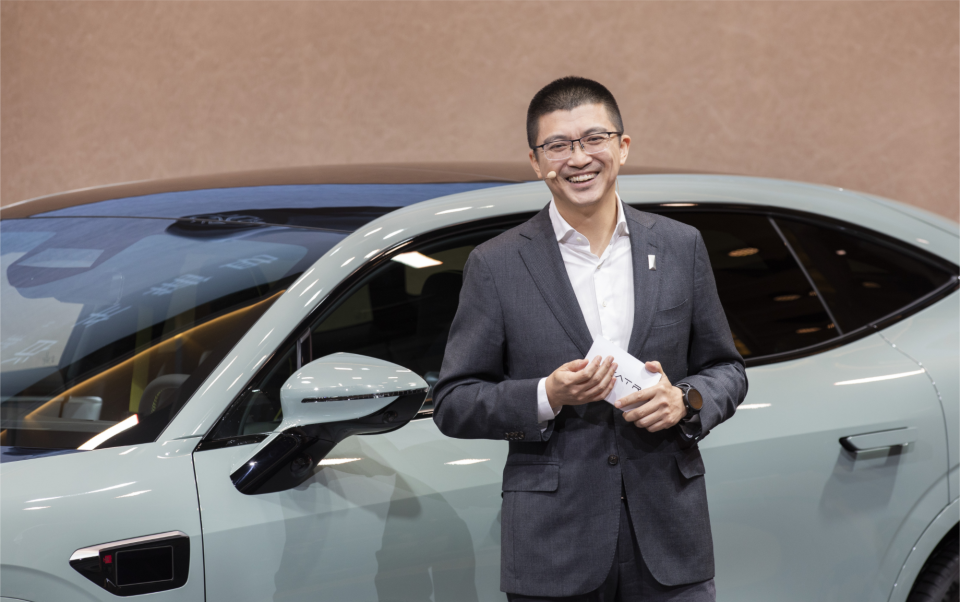 代客泊车辅助(AVP)全新解锁,一键解决“停车难”|阿维塔科技|智能驾驶|华为_新浪新闻