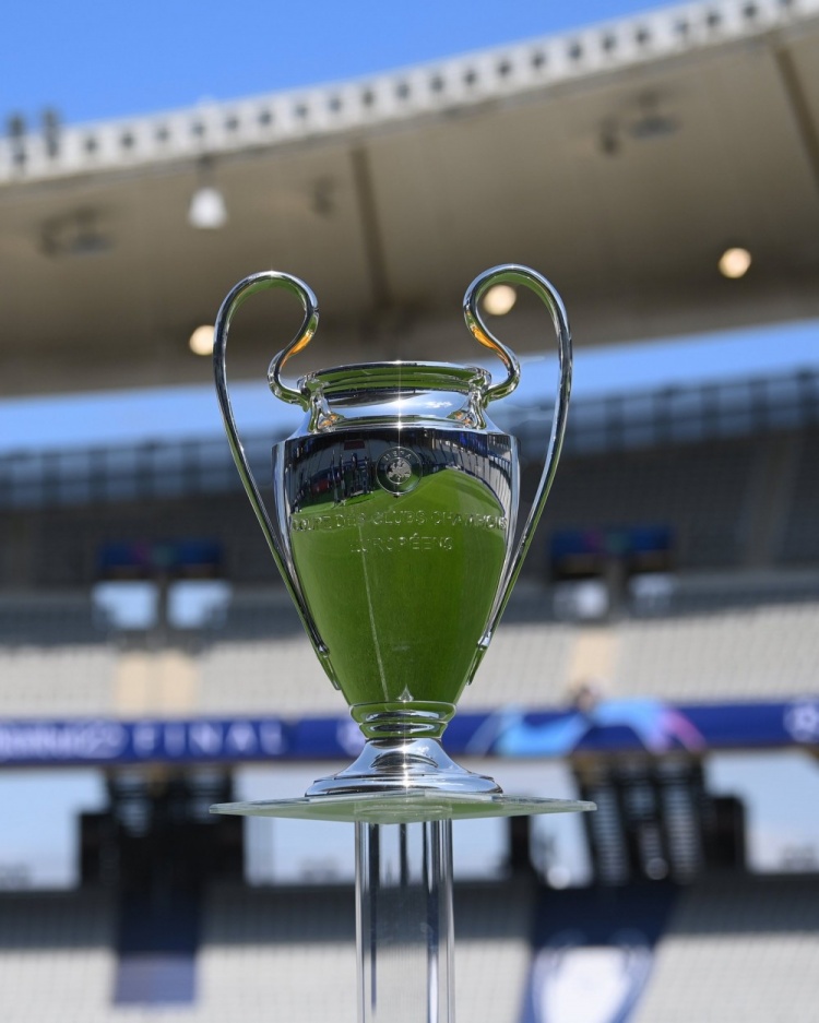 96欧冠官方晒出大耳朵杯照片,静待曼城和国米角逐