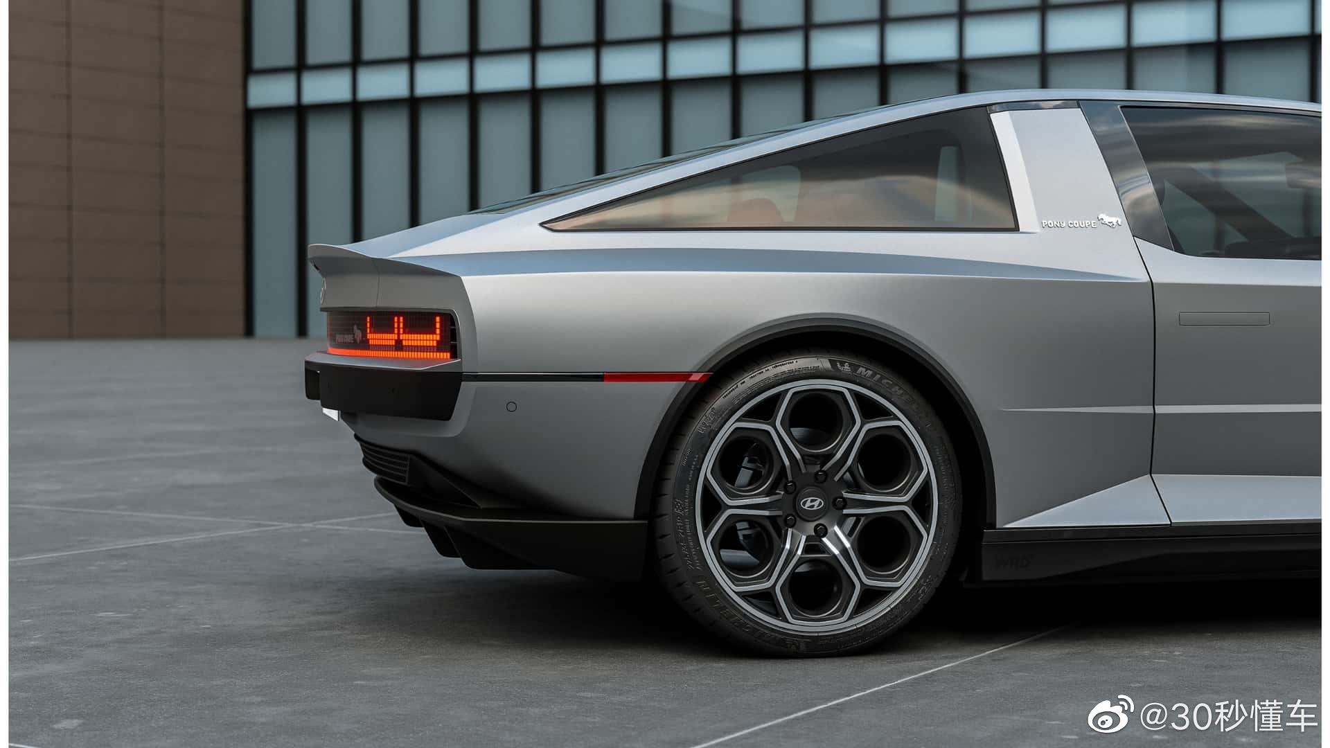 40年前现代汽车在都灵车展上展出了一台名为pony