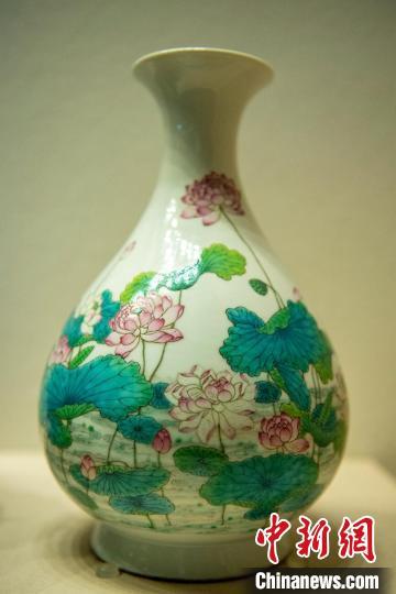 现场展出的粉彩荷莲纹玉壶春瓶(清代). 刘忠俊 摄