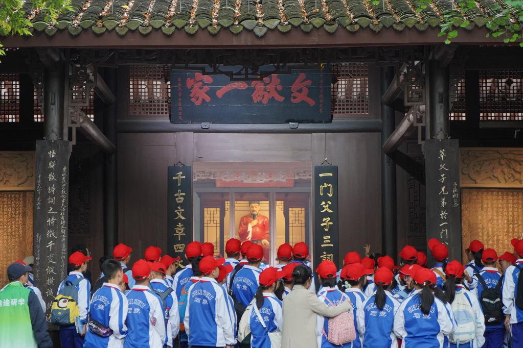 4月24日，成都石室中学的学生在三苏祠内研学。新华社记者 胥冰洁 摄