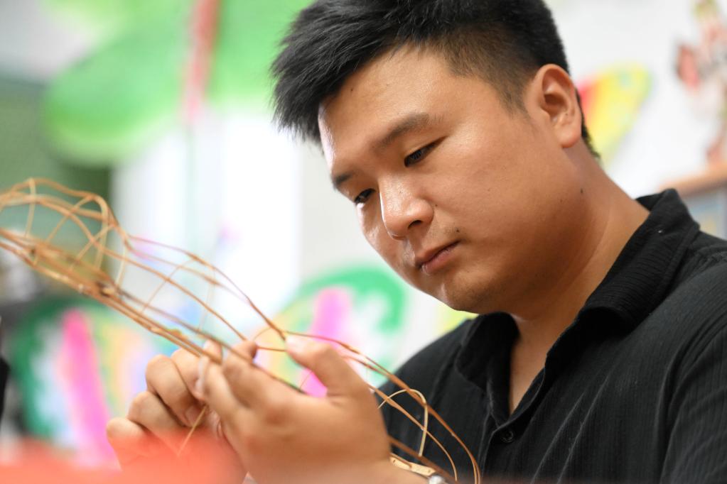 在天津市鼓楼附近的工作室里,魏博文在制作风筝骨架(6月8日摄).