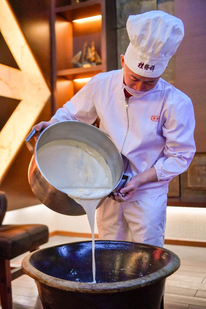 在天津桂发祥十八街麻花文化馆,赵宝阳在备料和面,准备手工制作麻 