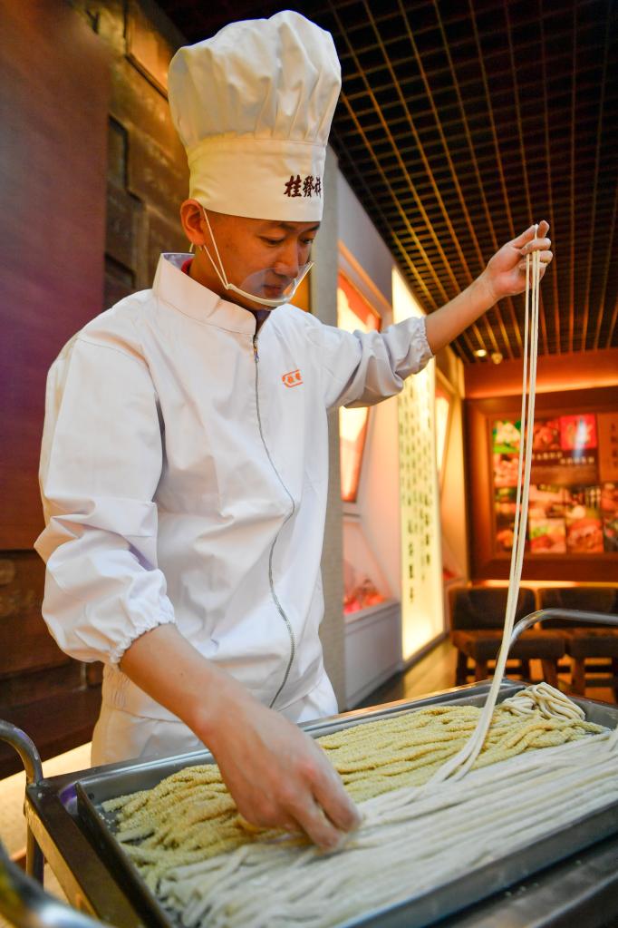 在天津桂发祥十八街麻花文化馆,赵宝阳完成手工麻花制作中白条和麻