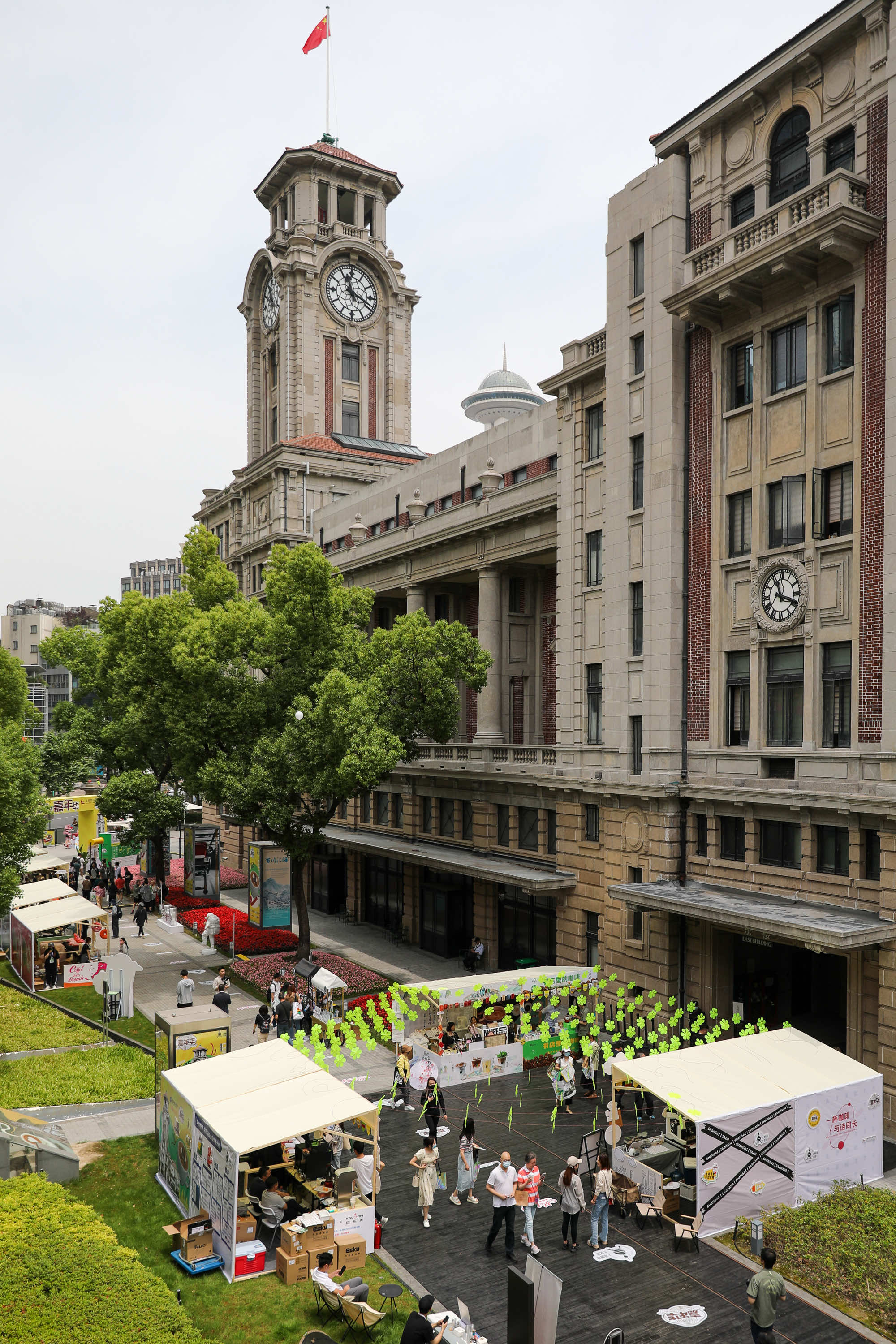 上海市历史博物馆举办首届"广场咖啡嘉年华",不少市民前来打卡,感受