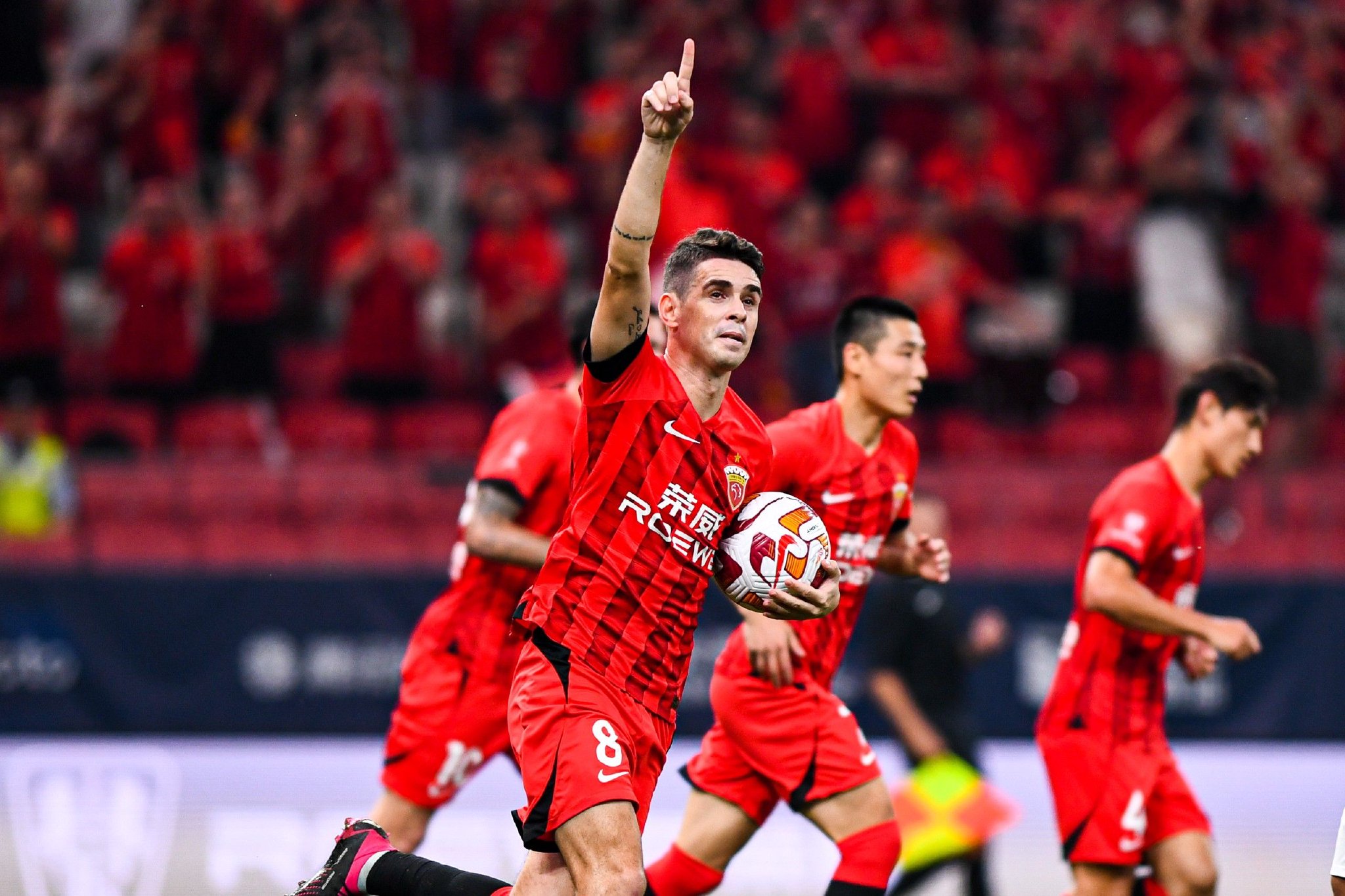 上海海港排名中超榜首,主教练哈维尔为何被喊下课?