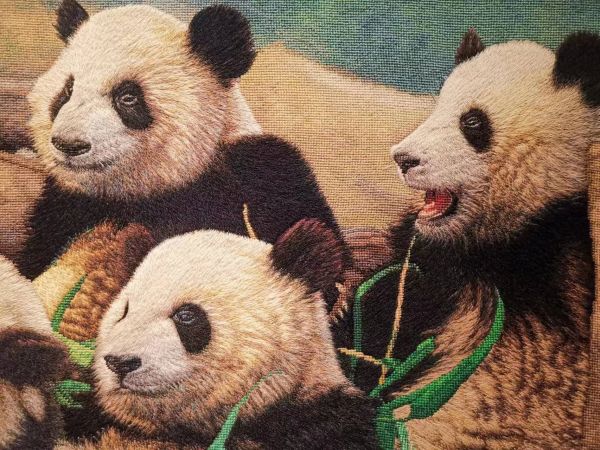 绒绣作品《四川大熊猫栖息地》(局部)