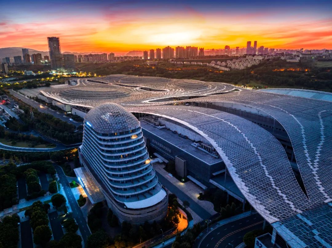 朝霞映衬下的悦来国际会议中心,未来感十足.重庆城市影像师张坤琨 摄