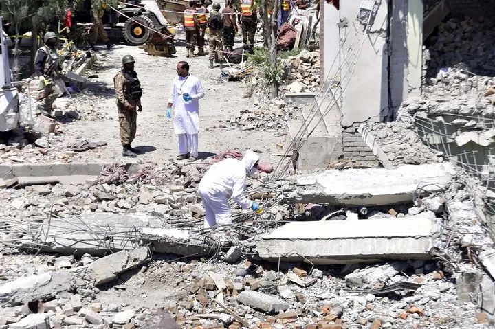 ▲资料图片：4月25日，安全人员在巴基斯坦斯瓦特地区卡巴尔镇查看爆炸事件现场。（新华社发）