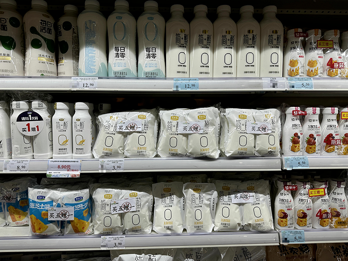 (图 / 廊坊某商超酸奶陈列)