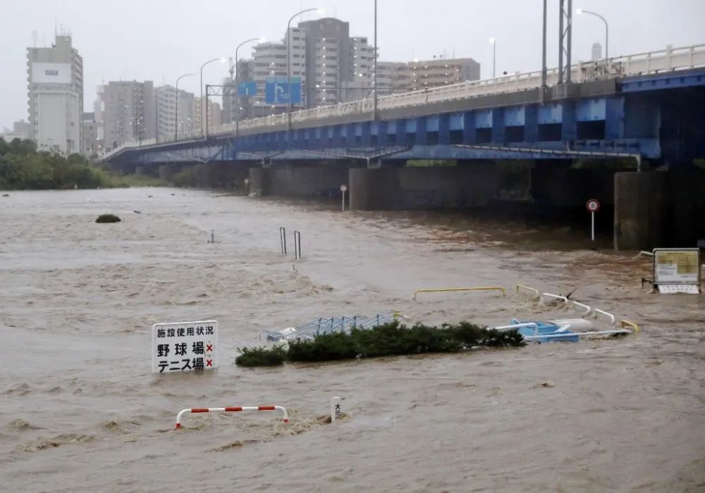 2019年10月12日，日本多摩川水位大幅上涨，河水浑浊。新华社/共同社