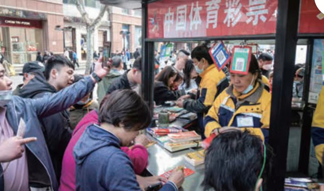 2023年4月5日，上海南京路步行街上的一家即开型体育彩票亭。图/视觉中国