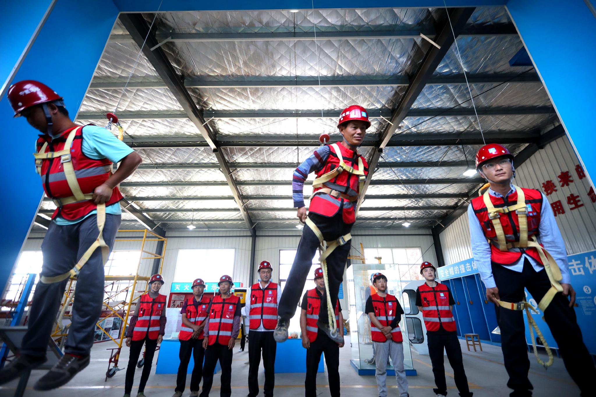 6月11日,中建八局四公司建筑工人体验安全带使用项目.梁孝鹏 摄