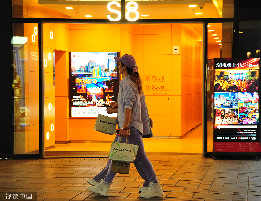 北京三里屯太古里 市民在逛街 图源:视觉中国