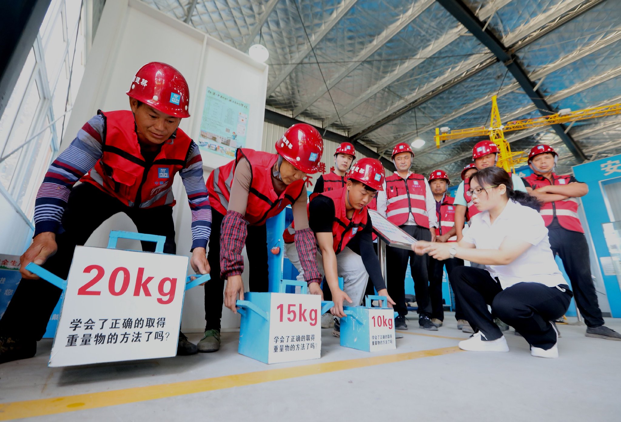 6月11日,中建八局四公司建筑工人体验搬运重物项目.梁孝鹏 摄