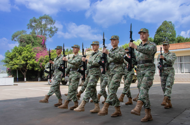 战士正在进行队列训练.瞿发统摄