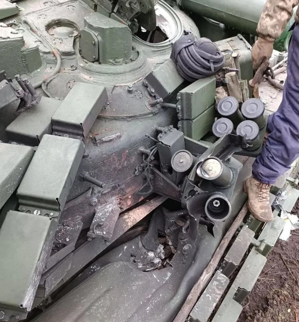 又一辆豹2a6坦克被毁俄军柳叶刀巡飞弹立功击中要害燃大火