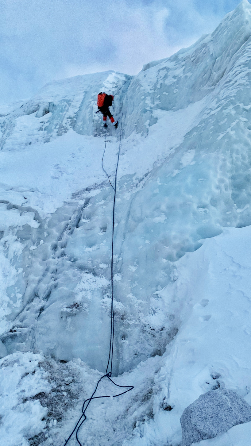 自然因素和人为因素叠加,造成了近年从南坡攀登珠峰的风险在逐步上升.