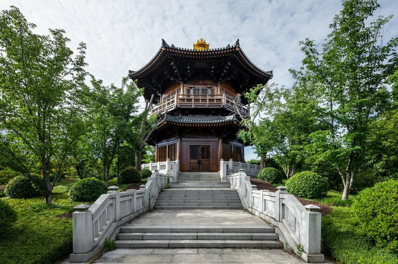 祗园佛香阁佛香阁采用正八边形,主体为双重檐攒尖顶楼阁式建筑,顶部