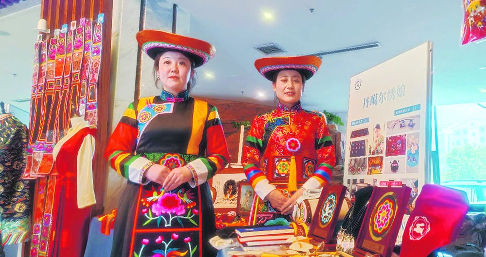 艳丽的土族盘绣青海新闻网·大美青海客户端讯 大河奔涌,九曲连环