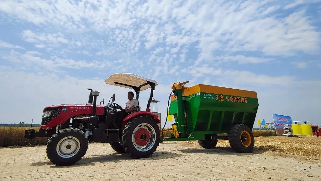 望都县侯陀村,多功能运粮车满载而归.孟趁景 摄