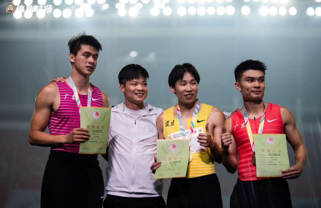 今年5月举行的广州田径接力公开赛上,苏炳添为选手颁奖.