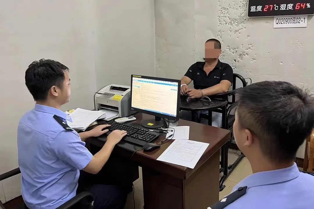 警方审讯在逃犯罪嫌疑人严某进.阳江市公安局供图