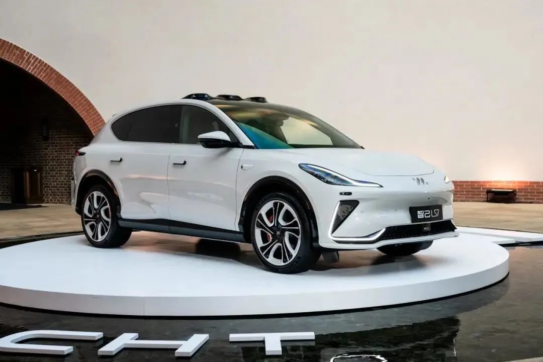 都是卷王，颜值逆天，实用科技一样不落