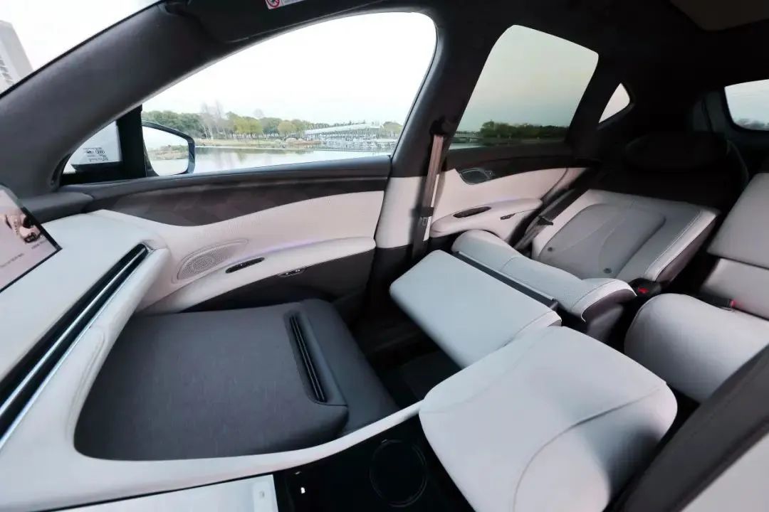 都是卷王，颜值逆天，实用科技一样不落