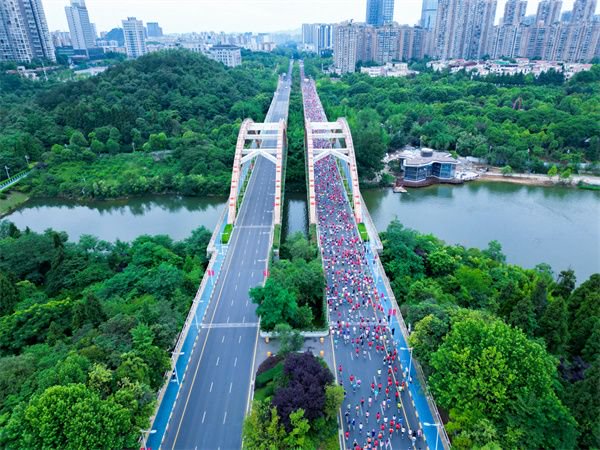 参赛选手跑过观山湖公园.组委会供图