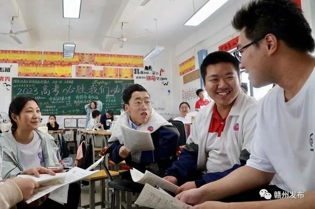 朱金祥（右二）和钟华强（左二）和其他同学一起在教室内交流试卷答题心得