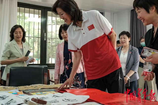 郎平观看学生们为女排创作的绘画和书法作品