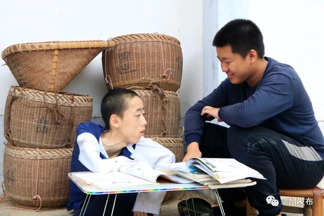2020年8月4日，朱金祥（右）在家中和钟华强一起写作业