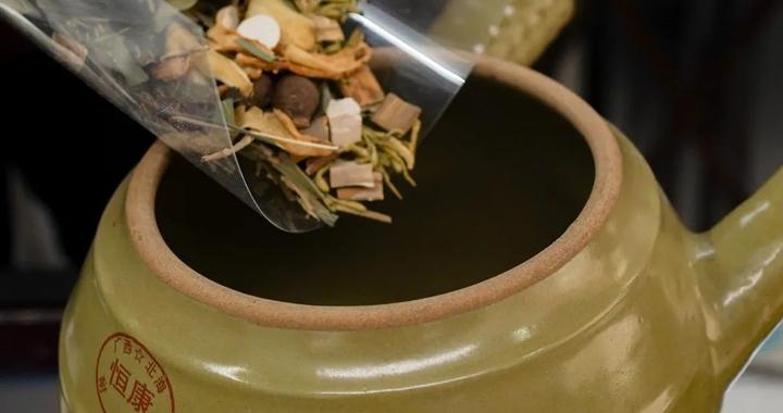 广东凉茶真的很苦吗?普宁人表示不服,普宁非遗凉茶成著名伴手礼|广东省|廿四味|李全|鸡公|微微_新浪新闻