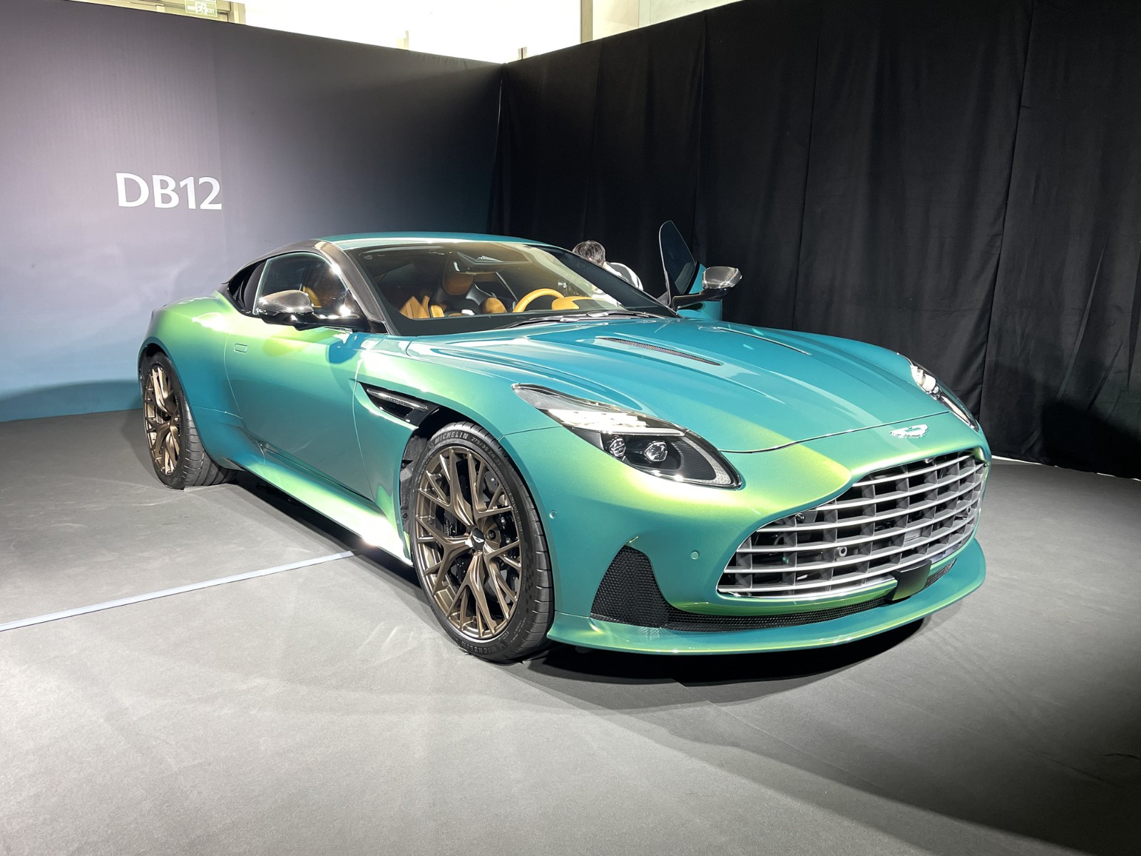 阿斯顿马丁db12国内首发v12换装v8动力更狂暴