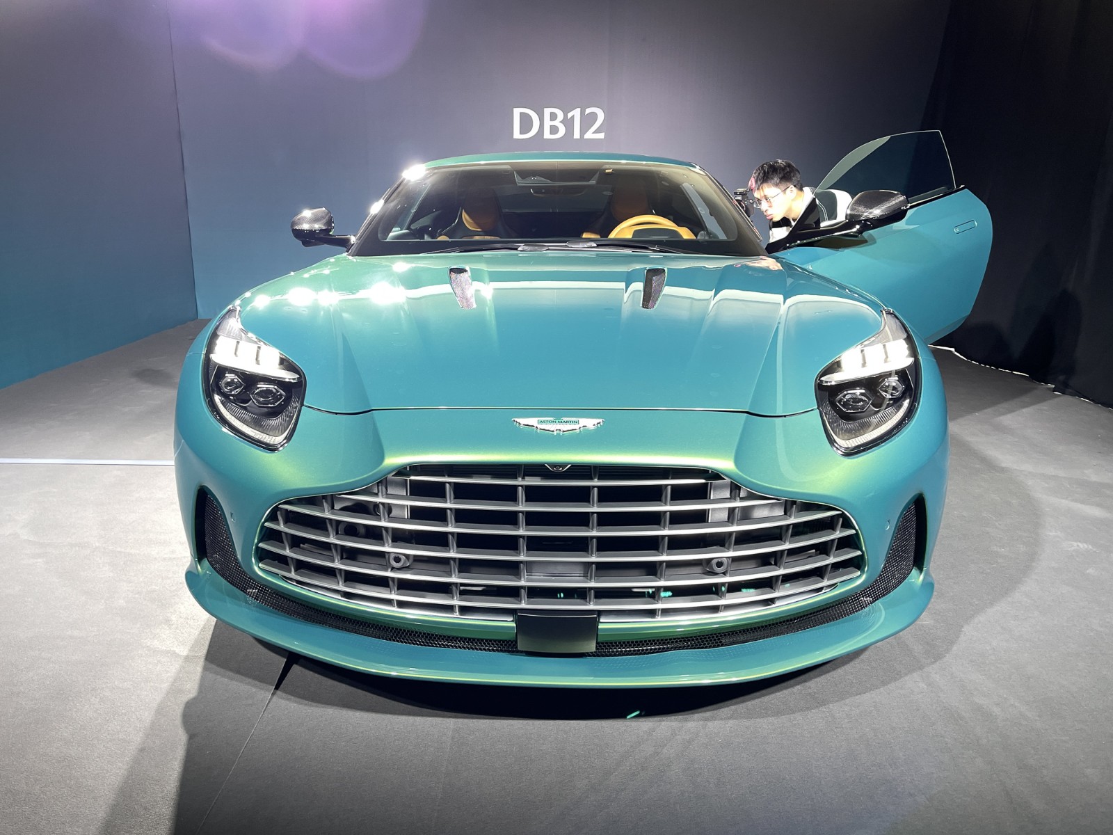 阿斯顿马丁db12国内首发v12换装v8动力更狂暴