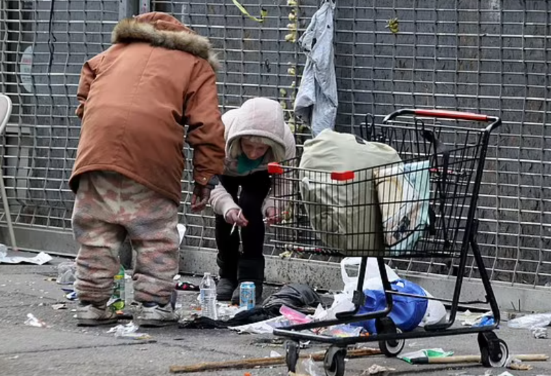 美国费城街头画面费城的问题,只是美国毒品泛滥的缩影.