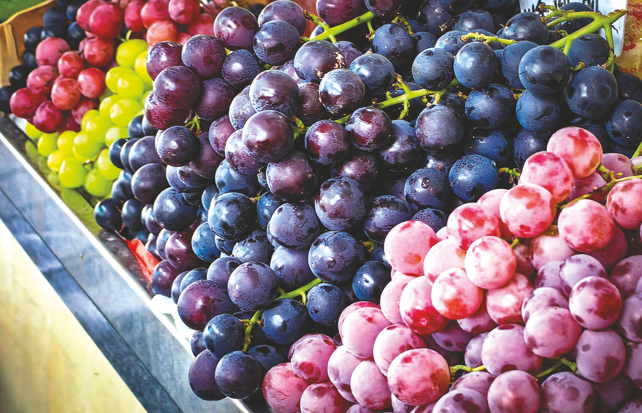 &nbsp;&nbsp;&nbsp;&nbsp;晶莹剔透的葡萄摆放在水果摊位上.