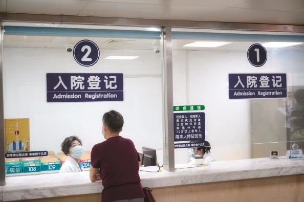 出院结账窗口,医院工作人员只要登录数据系统,就可以查询到低保病患的