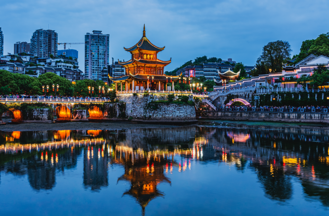 贵阳甲秀楼夜景.图源视觉中国