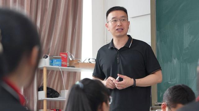 (图说:在泸定中学驻点帮扶的方校长)