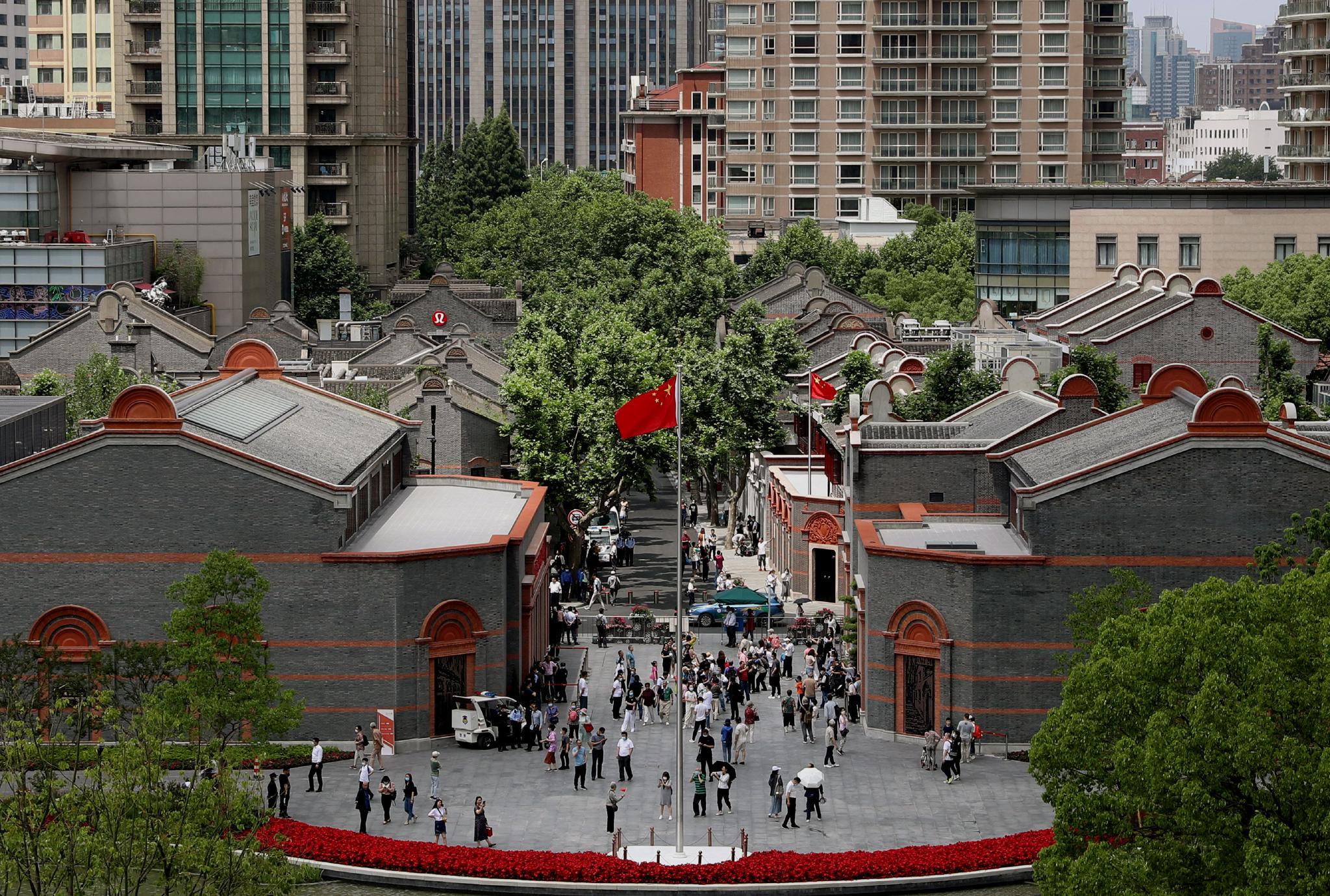 中共一大会址前人流如织(2021年6月1日).新华社记者刘颖 摄