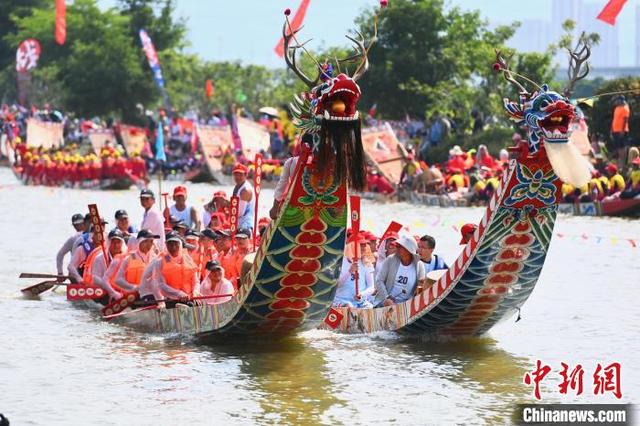 两艘戴着龙头造型的龙船进行"爬龙船"竞渡. 王东明 摄