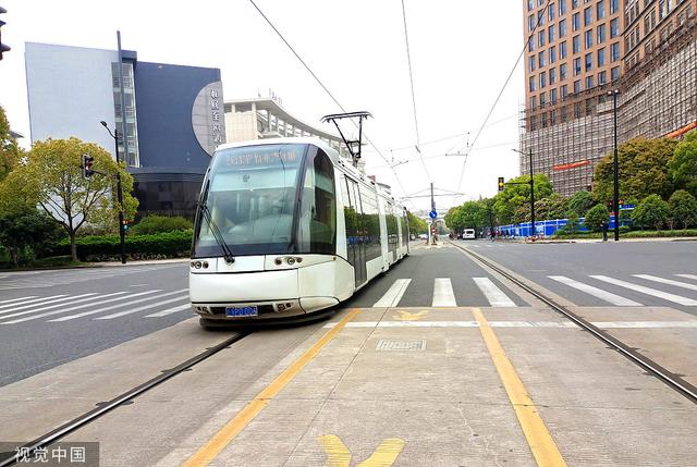 2021年4月16日,上海,浦东张江有轨电车在公路上行驶. 视觉中国 资料图