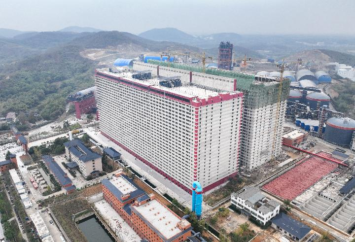 2022年10月28日，在湖北省鄂州市拍摄的2栋26层养猪大楼，左侧一栋已投产（无人机照片）。新华社记者 程敏 摄 