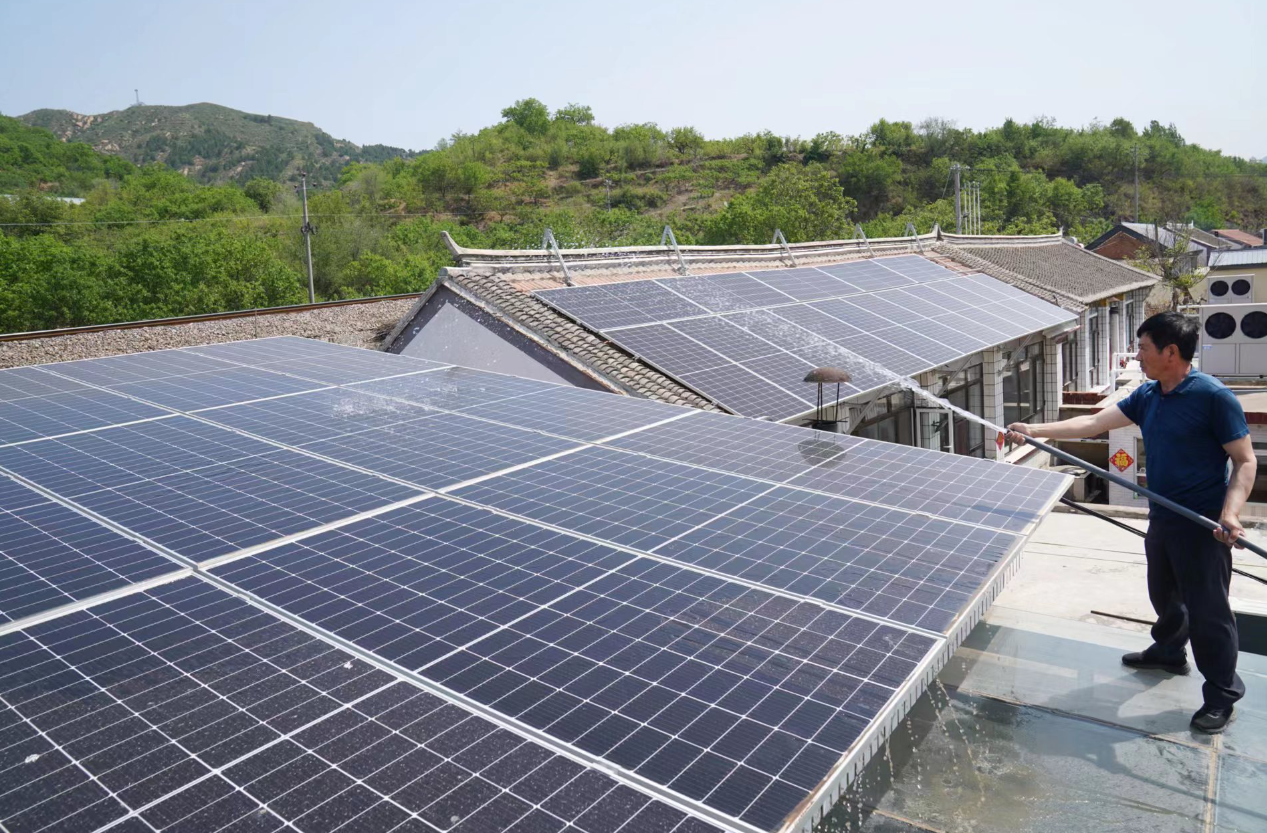密云区大城子镇王各庄村房屋屋顶安装上光伏板,发的电除了自用,还能将