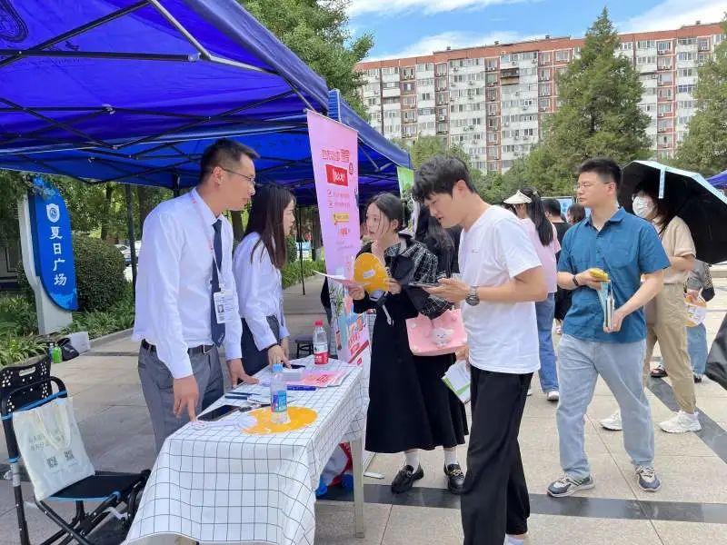中国地质大学(北京)首场活动现场,不少学生在展位前咨询.