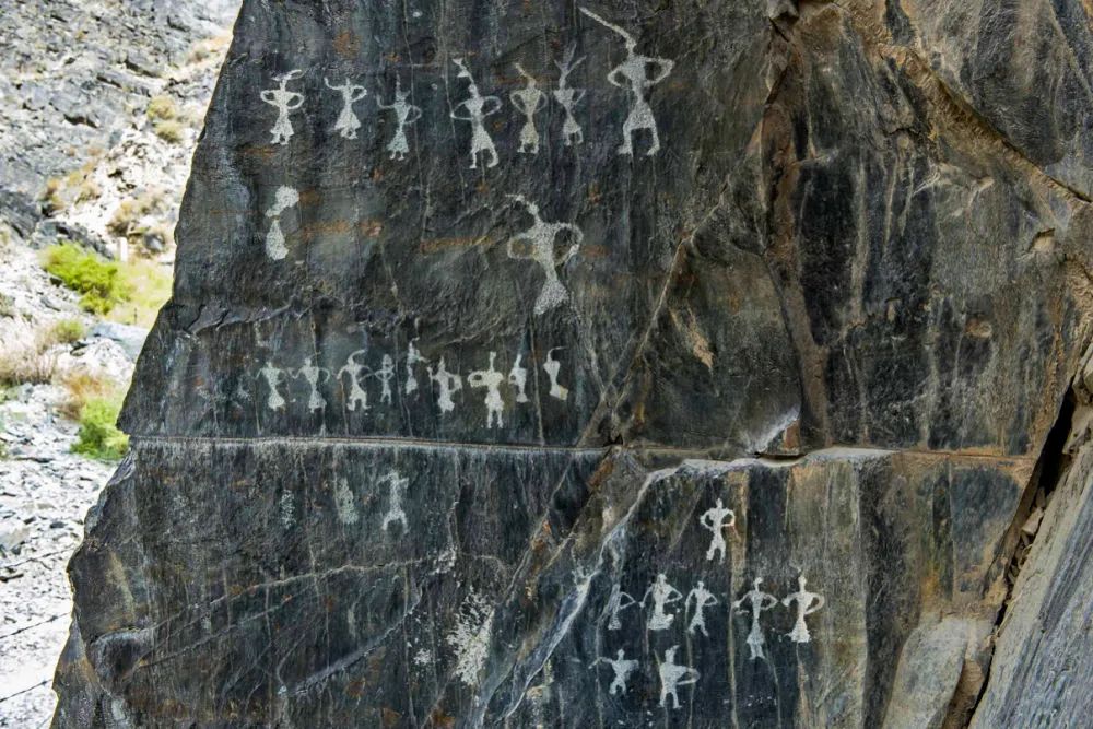 甘肃省嘉峪关市黑山岩画中的一幅众人舞蹈岩画(资料照片).